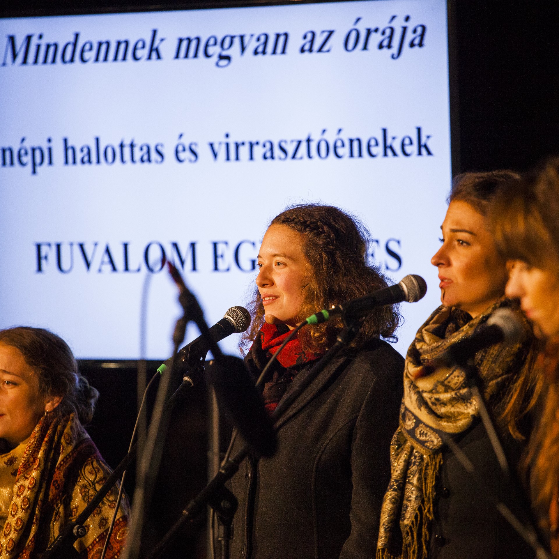 Felemelő volt mindenszentek ünnepe a Fiumei úti sírkertben