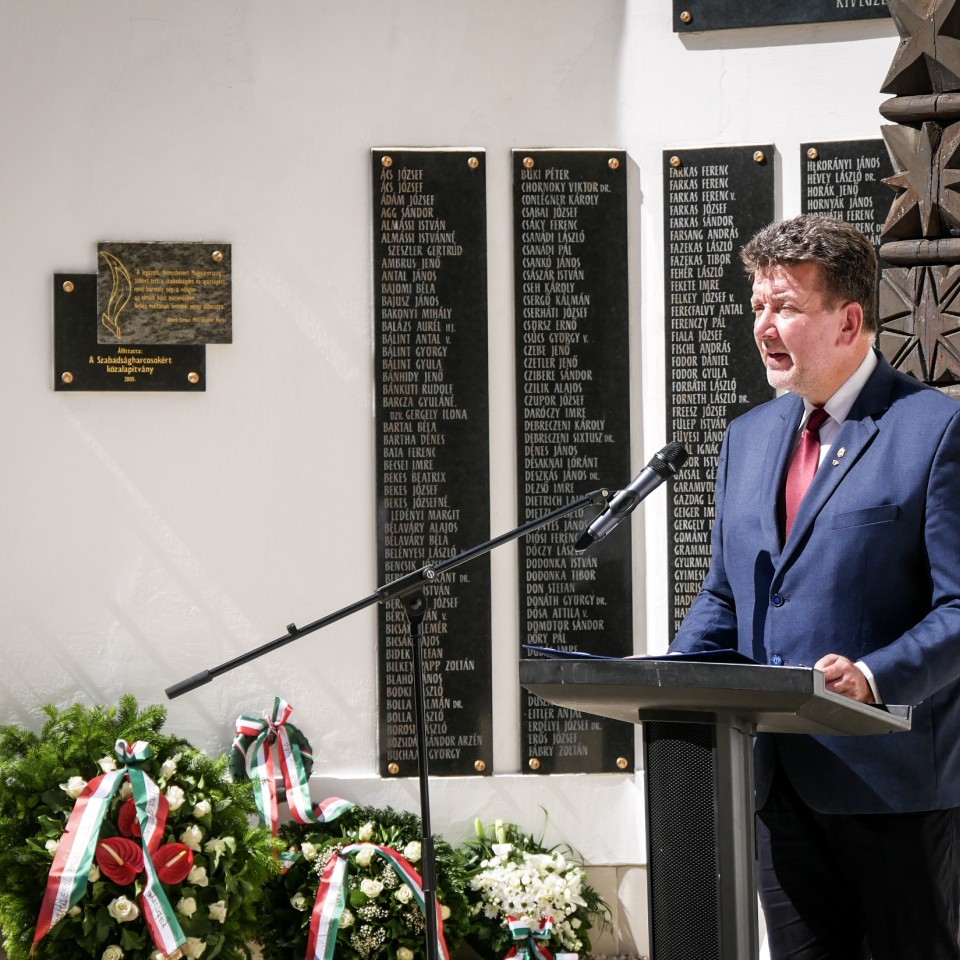 Okos parcellakővel jelöltük meg a Kisfogház Nemzeti Emlékhelyet