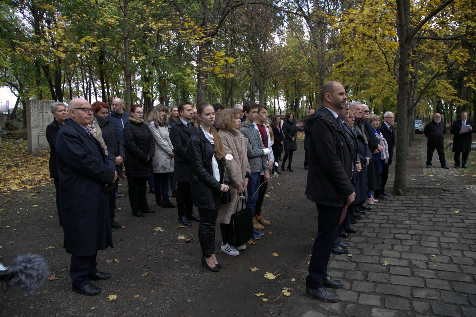 Radnóti Miklósra emlékezett a NÖRI a Fiumei úti sírkertben