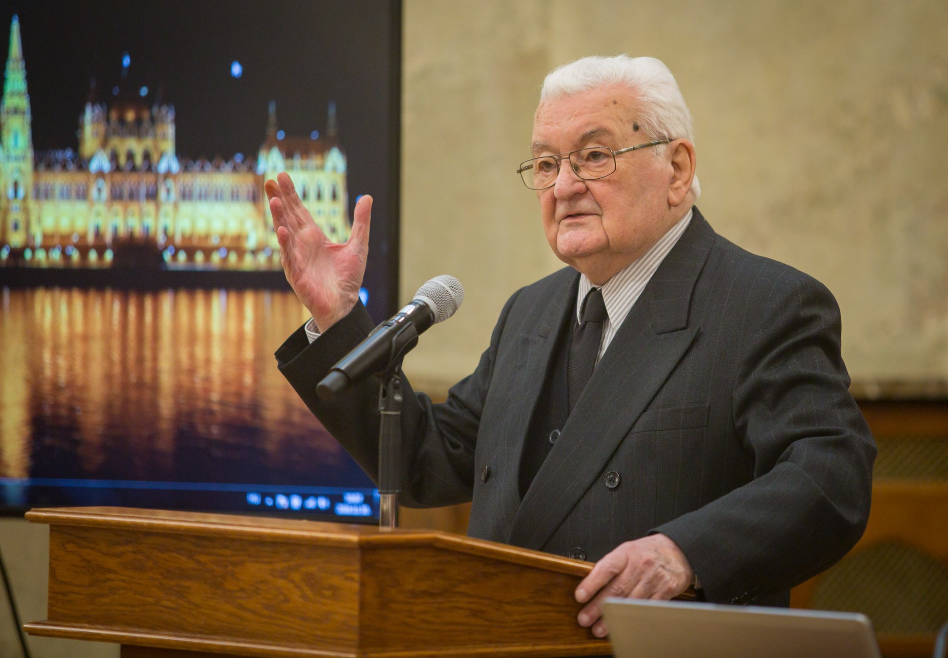 Boross Péter: az egységes nemzettudat egyszerre igényel tényeket és spiritualitást