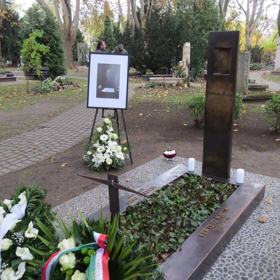 Felavatták Kertész Imre síremlékét a Fiumei úti sírkertben
