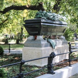 Arany János felújított síremlékének ünnepélyes avatása