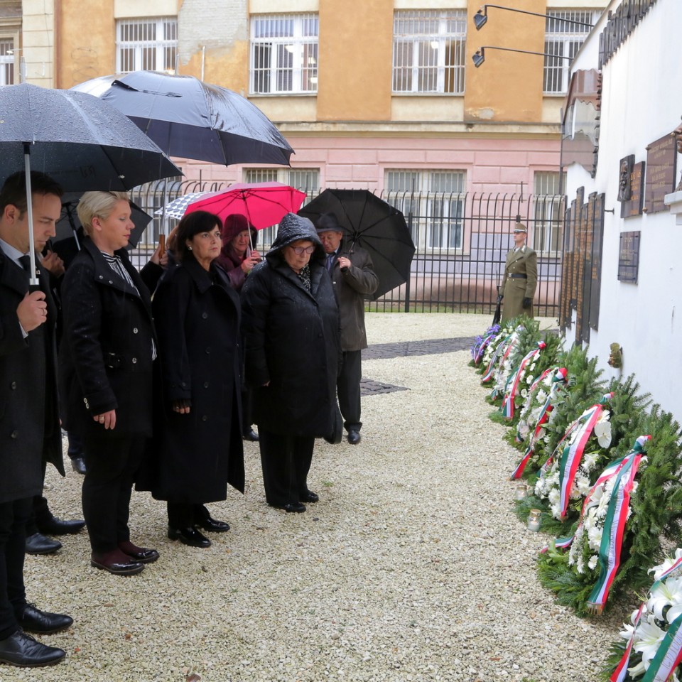 A Nemzeti Örökség Intézete az Új köztemető 301-es parcellájában tartott ünnepi megemlékezést és koszorúzást