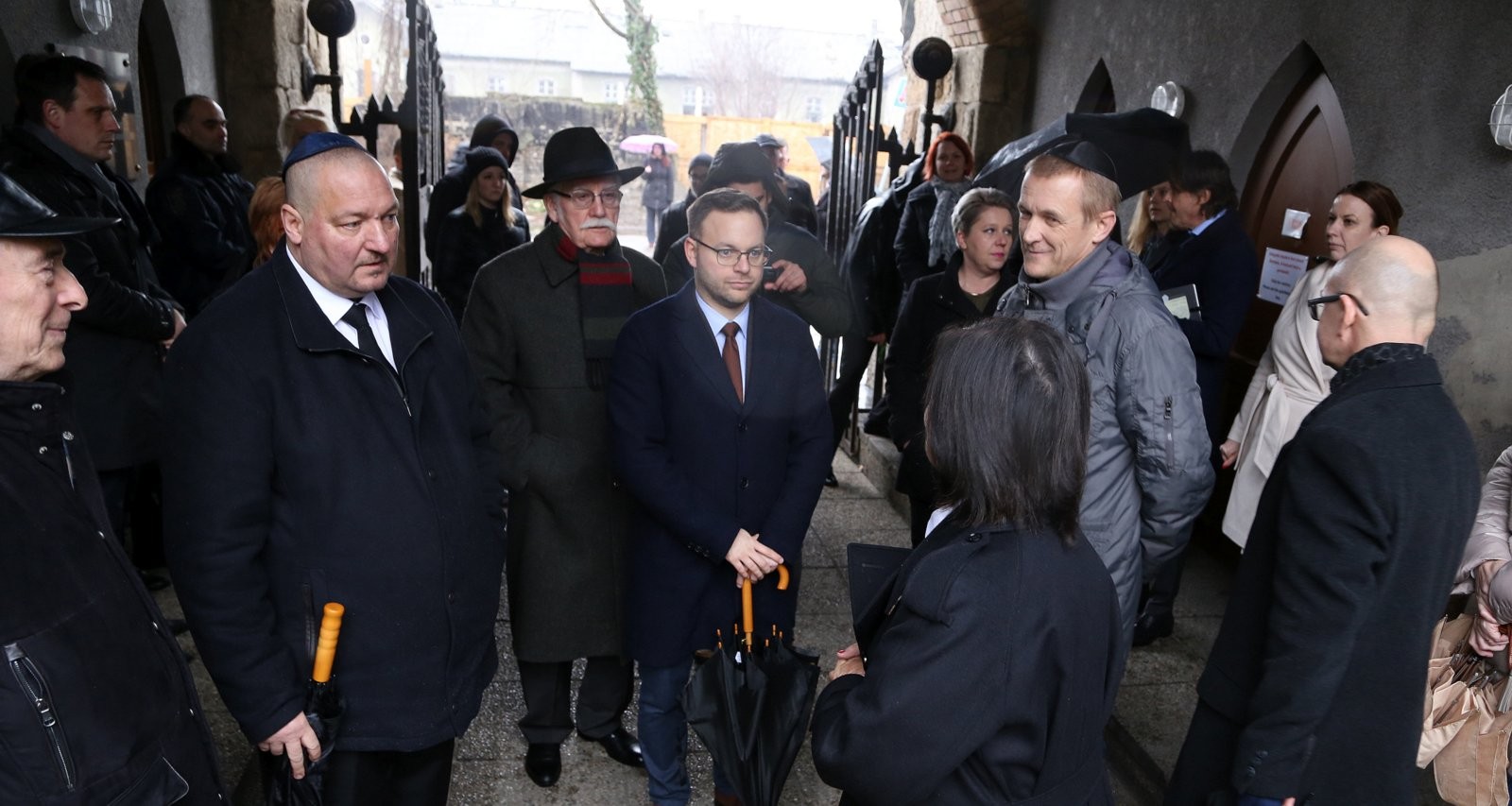 Átadták a Fiumei úti sírkert felújított északi árkádsorát és a Salgótarjáni utcai zsidó temető falát