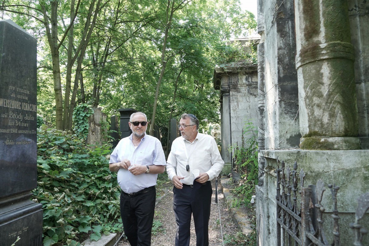 Látogatás a Salgótarjáni utcai zsidó temetőben