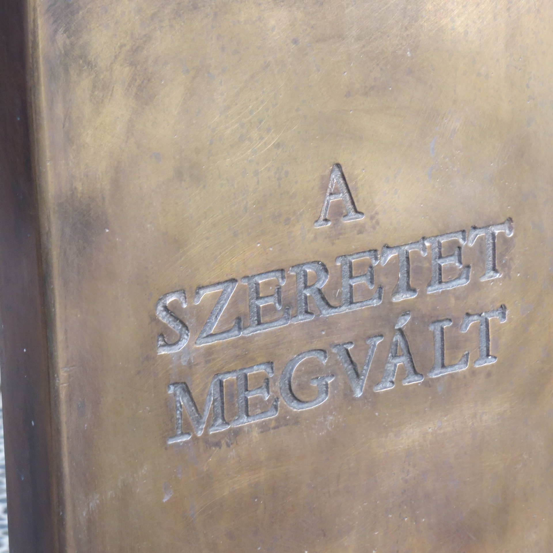 Felavatták Kertész Imre síremlékét a Fiumei úti sírkertben