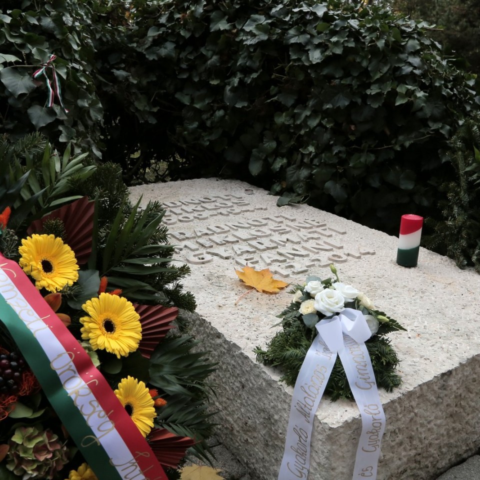 Radnóti Miklósra emlékezett a NÖRI a Fiumei úti sírkertben