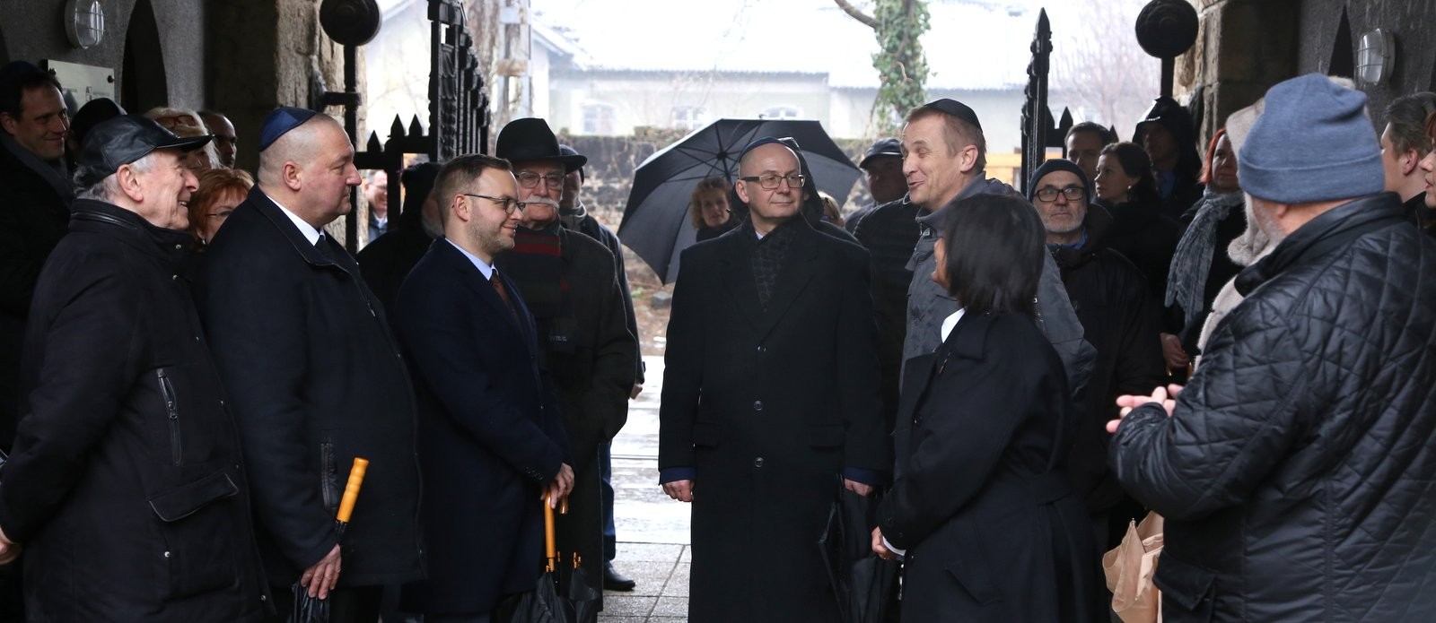 Átadták a Fiumei úti sírkert felújított északi árkádsorát és a Salgótarjáni utcai zsidó temető falát