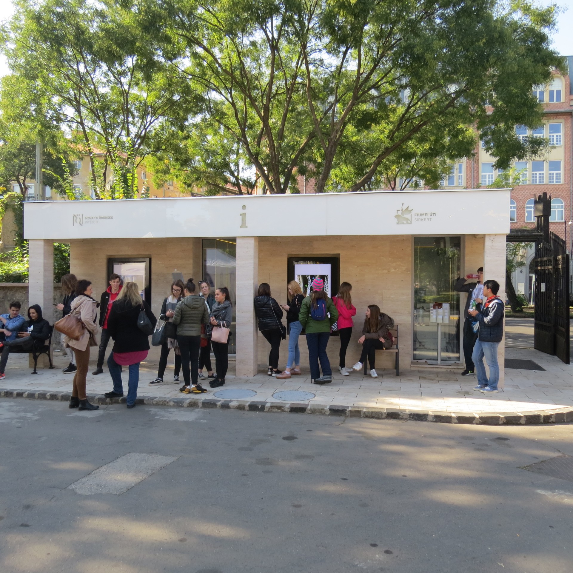 Több mint 100 rendkívüli történelemóra volt egy hét alatt a Fiumei úti sírkertben