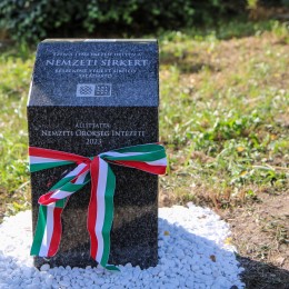 Nemzeti Sírkertbe sorolt sírokat jelölő parcellakövek átadása