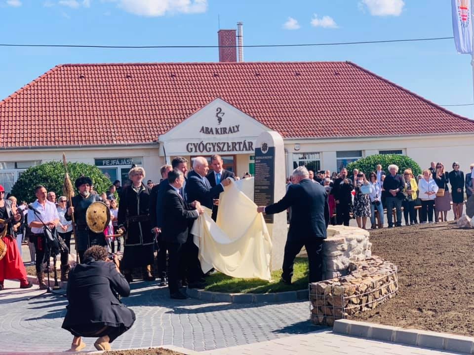 Abasáron a történelmi emlékhelyet jelző sztélét avattak