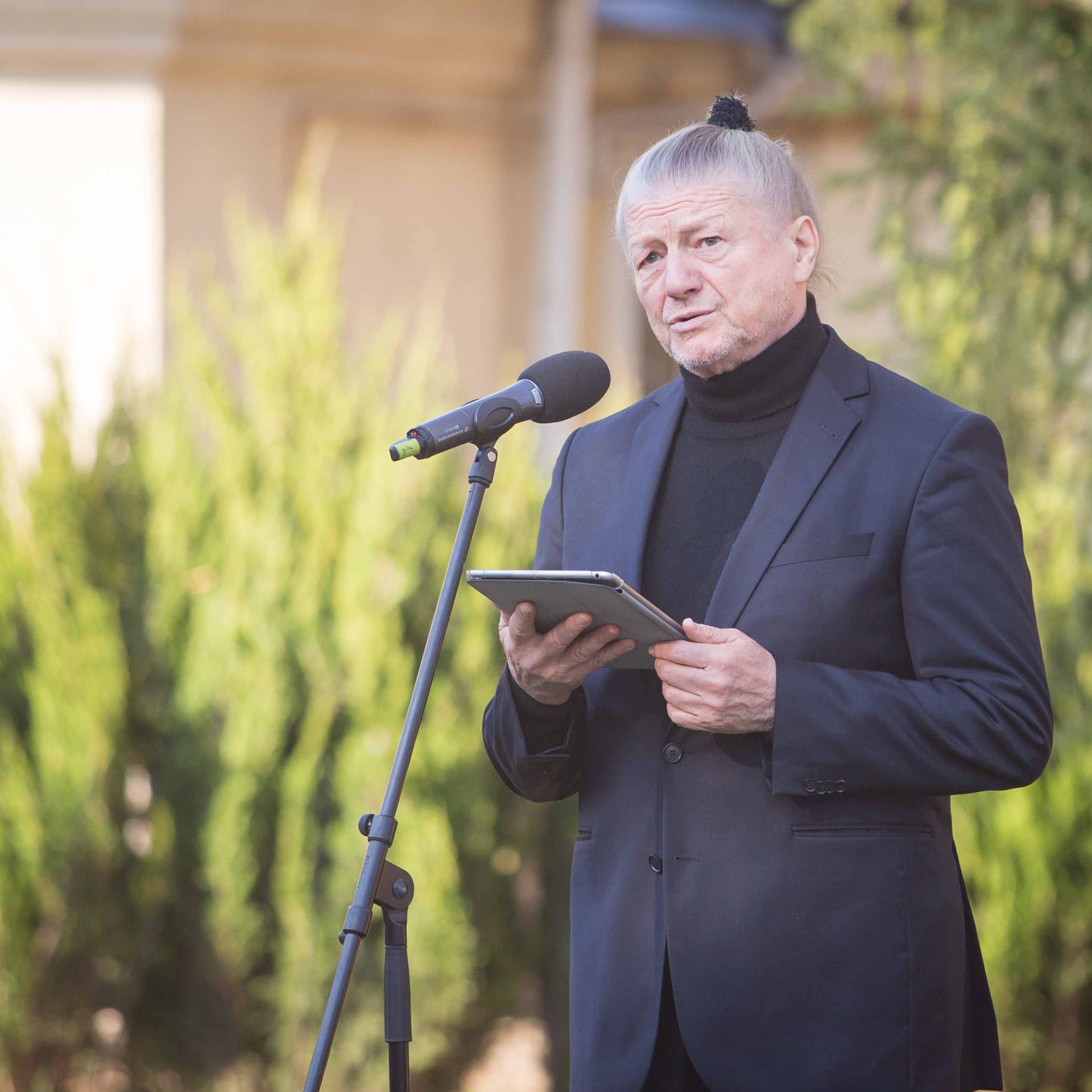 Felavatták Reviczky Imre szobrát a Fiumei úti sírkertben