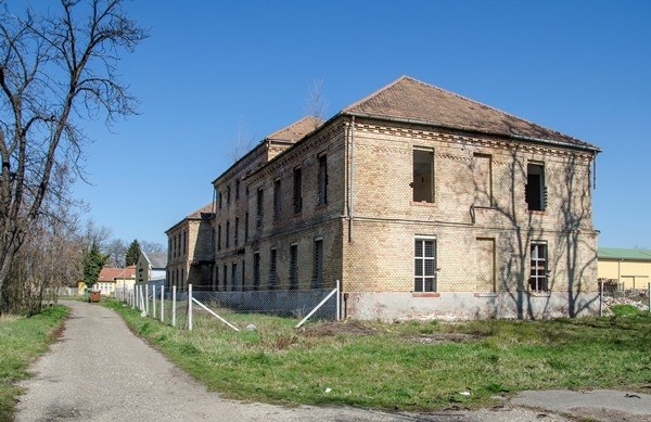 Cegléd, Huszárlaktanya