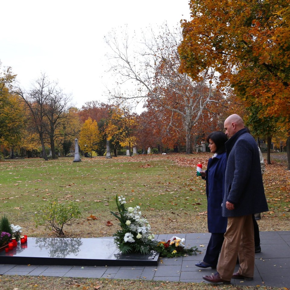 Gyertyák gyúltak a Nemzeti sírkert nagyjainak emlékére